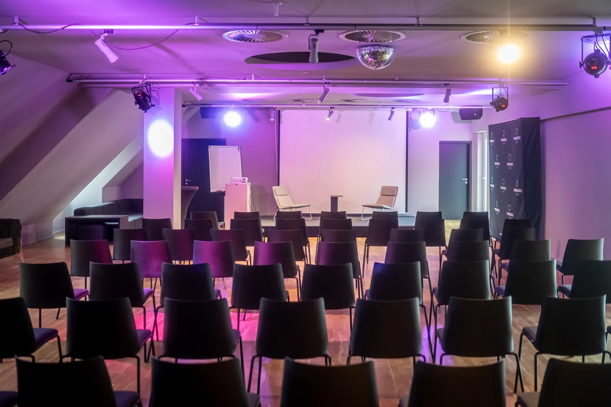 Event Loft mit Bestuhlung - Ansicht der Teilnehmenden mit Sicht auf die Bühne