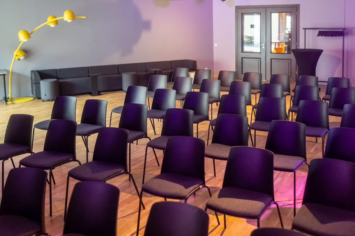 Event Loft mit Bestuhlung - Ansicht aus Richtung der Bühne